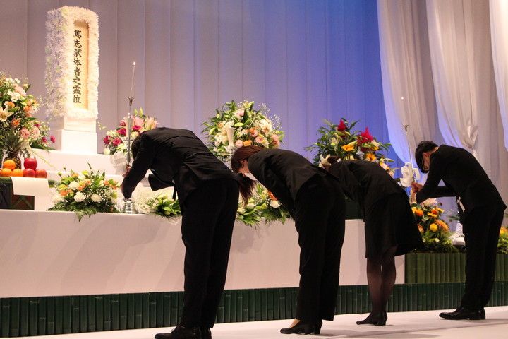 学生代表　献灯・献花