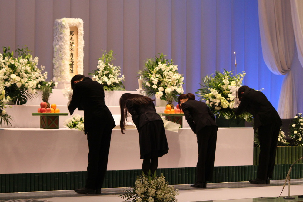 学生代表　献灯・献花