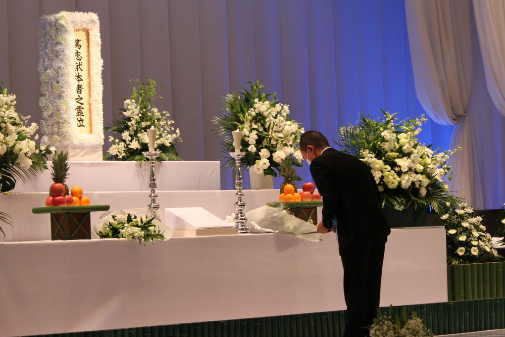 学生代表　献灯・献花