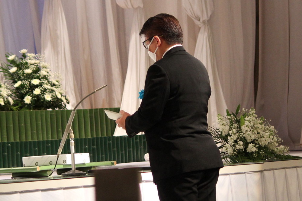 学生代表　献灯・献花