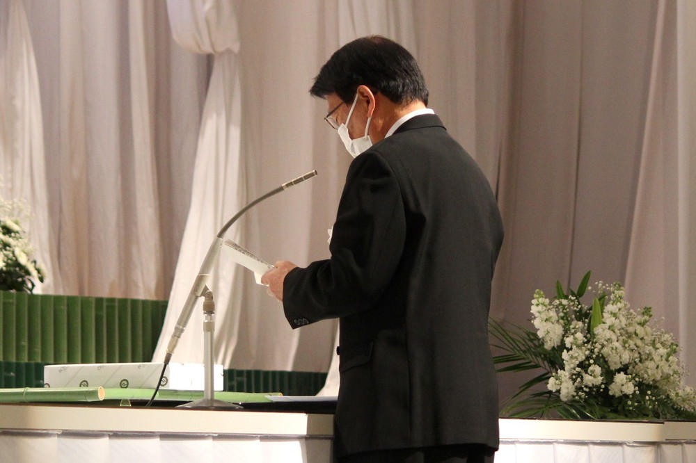 学生代表　献灯・献花