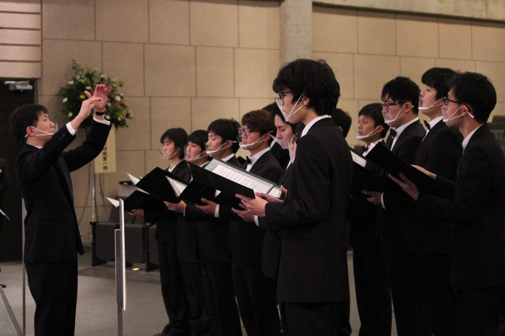 学生代表　献灯・献花