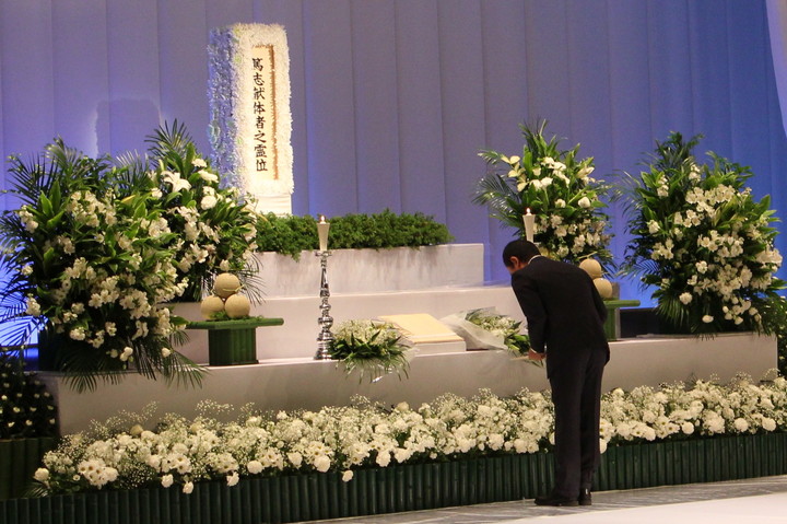 学生代表　献灯・献花