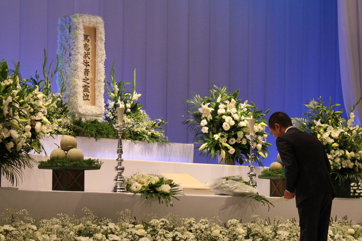 学生代表　献灯・献花