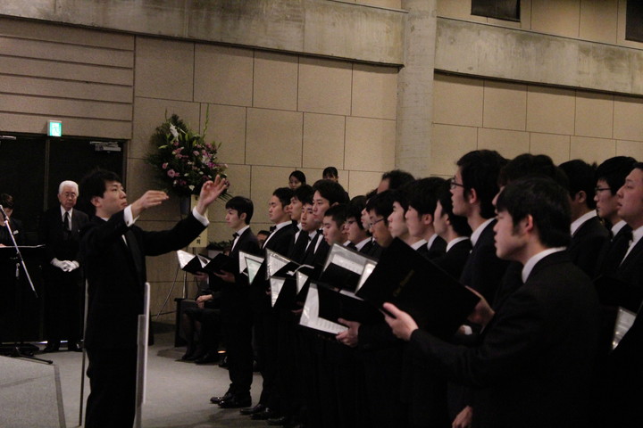 学生代表　献灯・献花